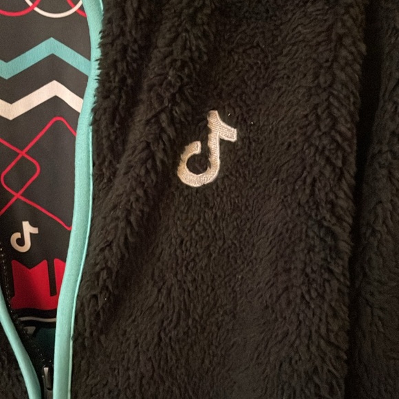 Rare TikTok Fleece - Picture 2 of 5